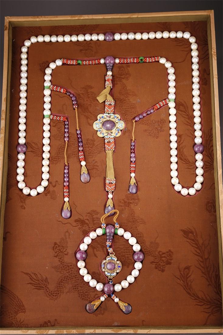 A STRING OF PEARL COURT BEADS. (1 of 8)