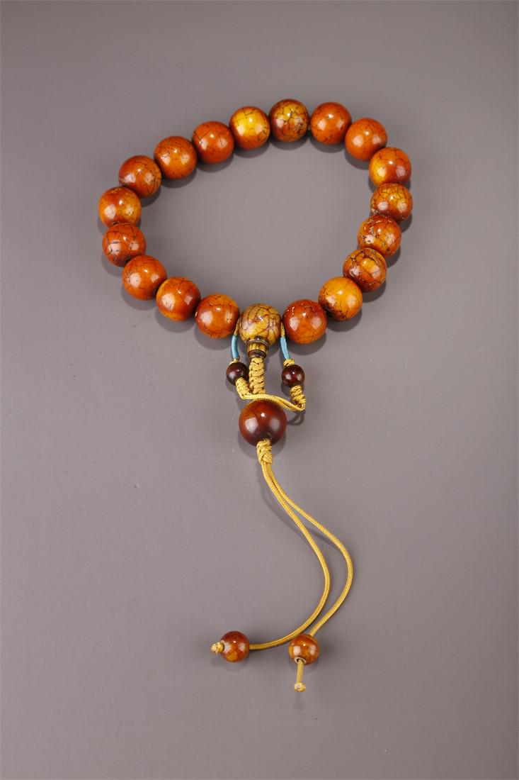 A STRING OF HANDHELD AMBER BEADS. (1 of 6)