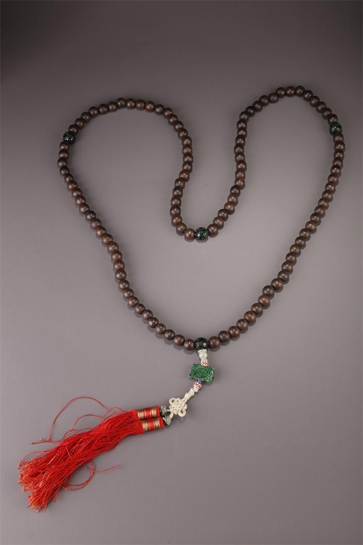 A STRING OF AGALWOOD BUDDHA BEADS. (1 of 6)