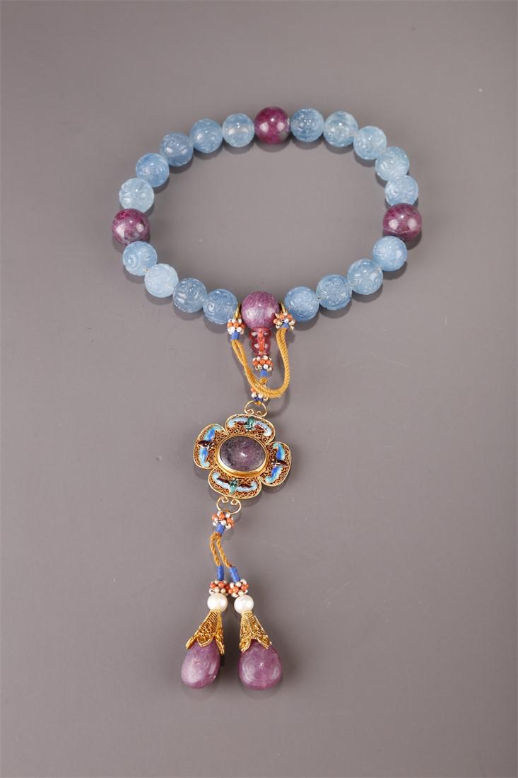 A STRING OF HANDHELD AQUAMARINE BEADS. (1 of 6)