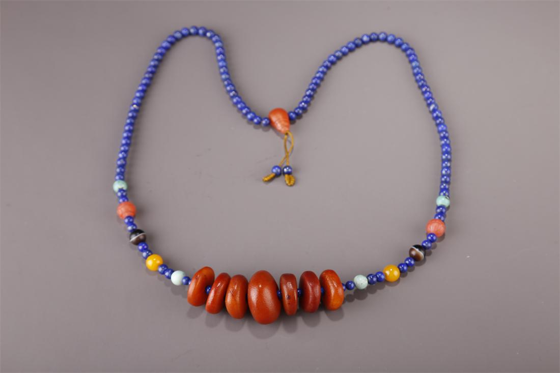 AN AMBER NECKLACE. (1 of 6)