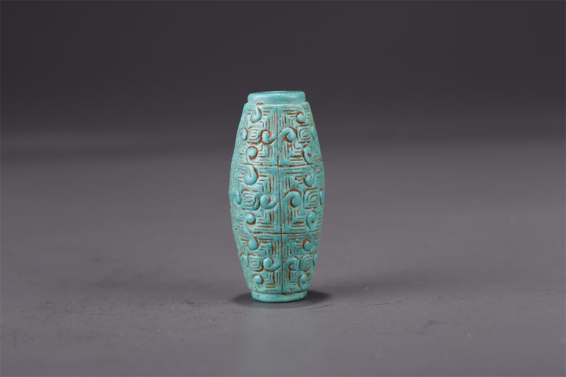 A TURQUOISE CARVING PENDANT. (1 of 6)