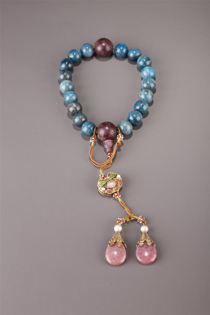 A STRING OF HANDHELD TOURMALINE BEADS. (1 of 7)