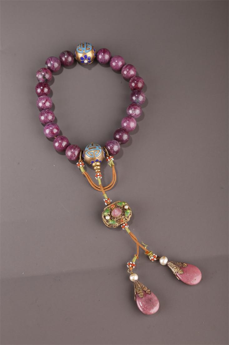 A STRING OF HANDHELD RUBY BEADS. (1 of 7)