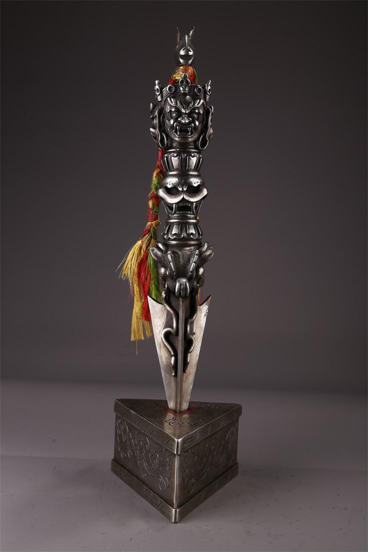 A TIBETAN CAST IRON IMPLEMENT VAJRA "JUE". (1 of 10)