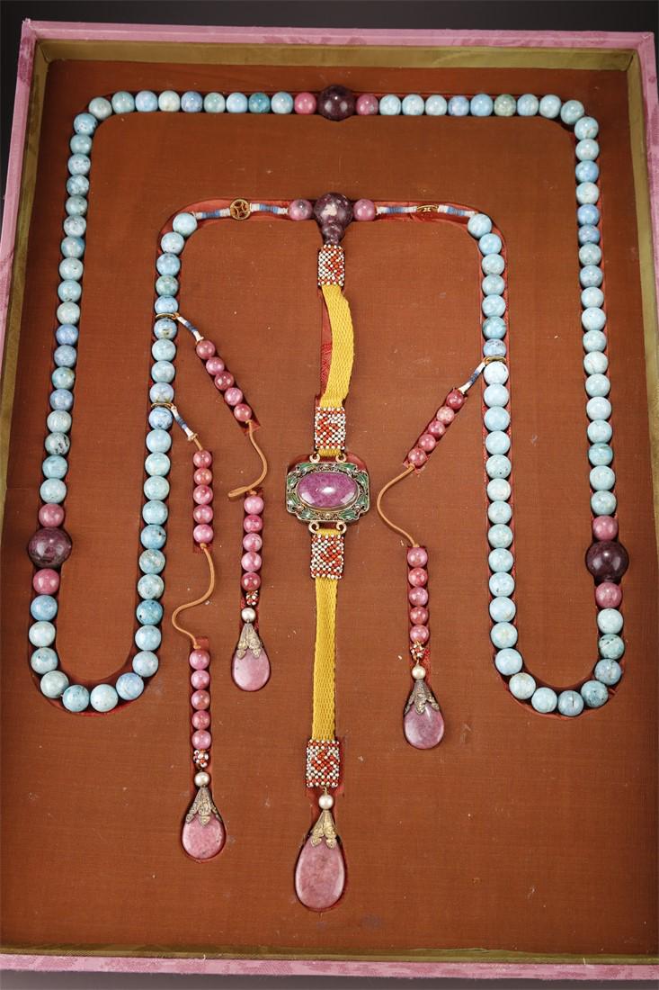 A STRING OF TURQUOISE COURT BEADS. (1 of 7)