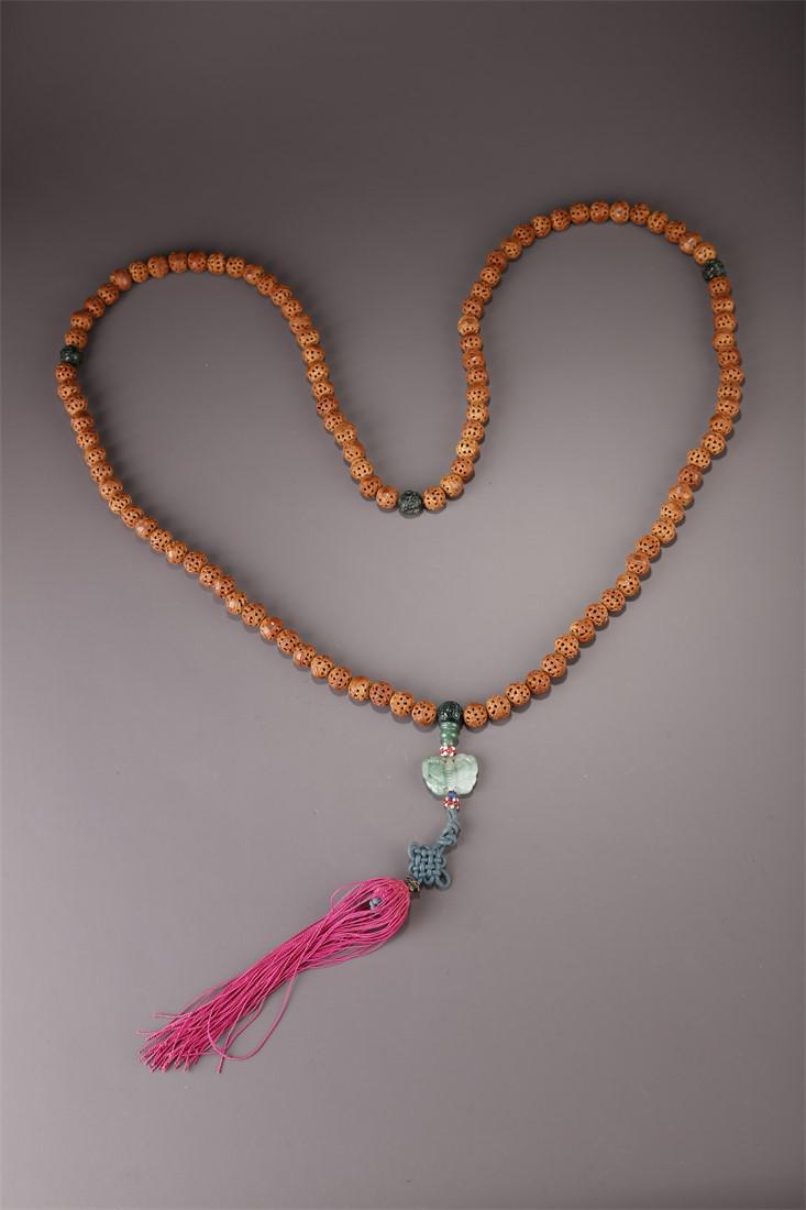A STRING OF AGALWOOD BUDDHA BEADS. (1 of 6)