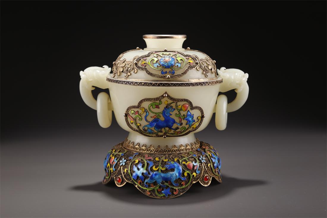 A HETIAN JADE LIDDED CENSER WITH SILVER INLAY. (1 of 9)