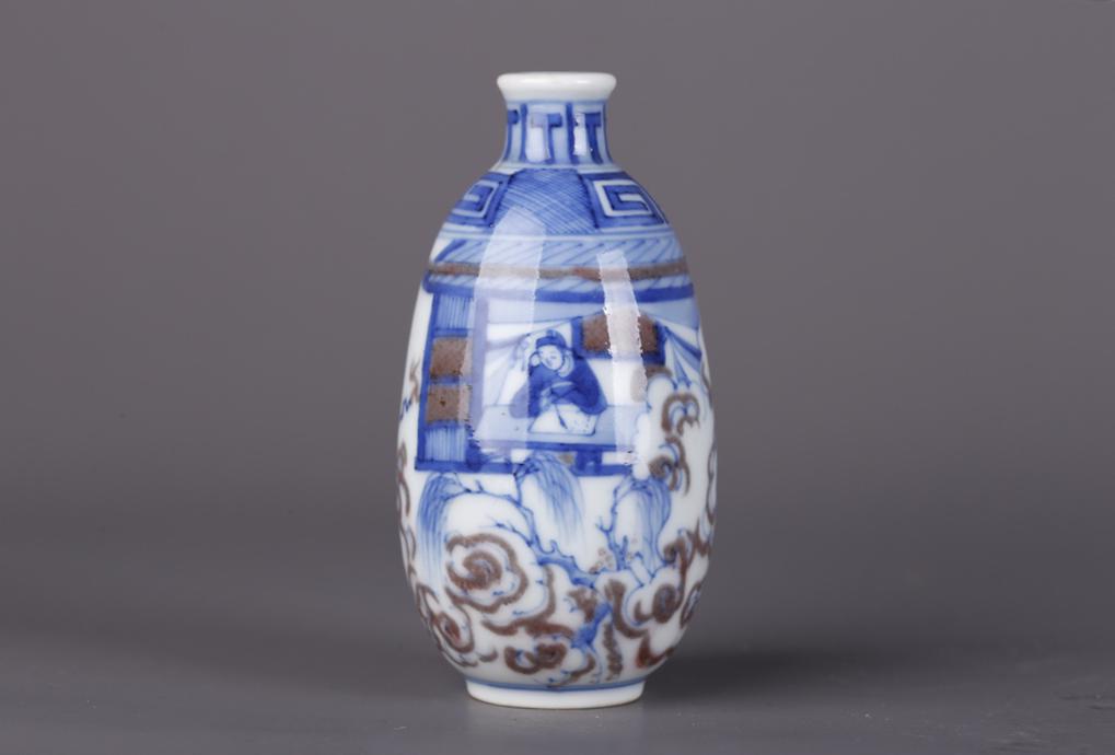 A BLUE-AND-WHITE PORCELAIN SNUFF BOTTLE. (1 of 9)