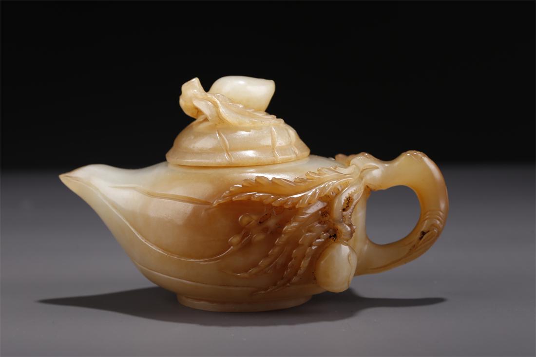 A HETIAN JADE PEACH-SHAPED POT WITH HANDLE. (1 of 10)