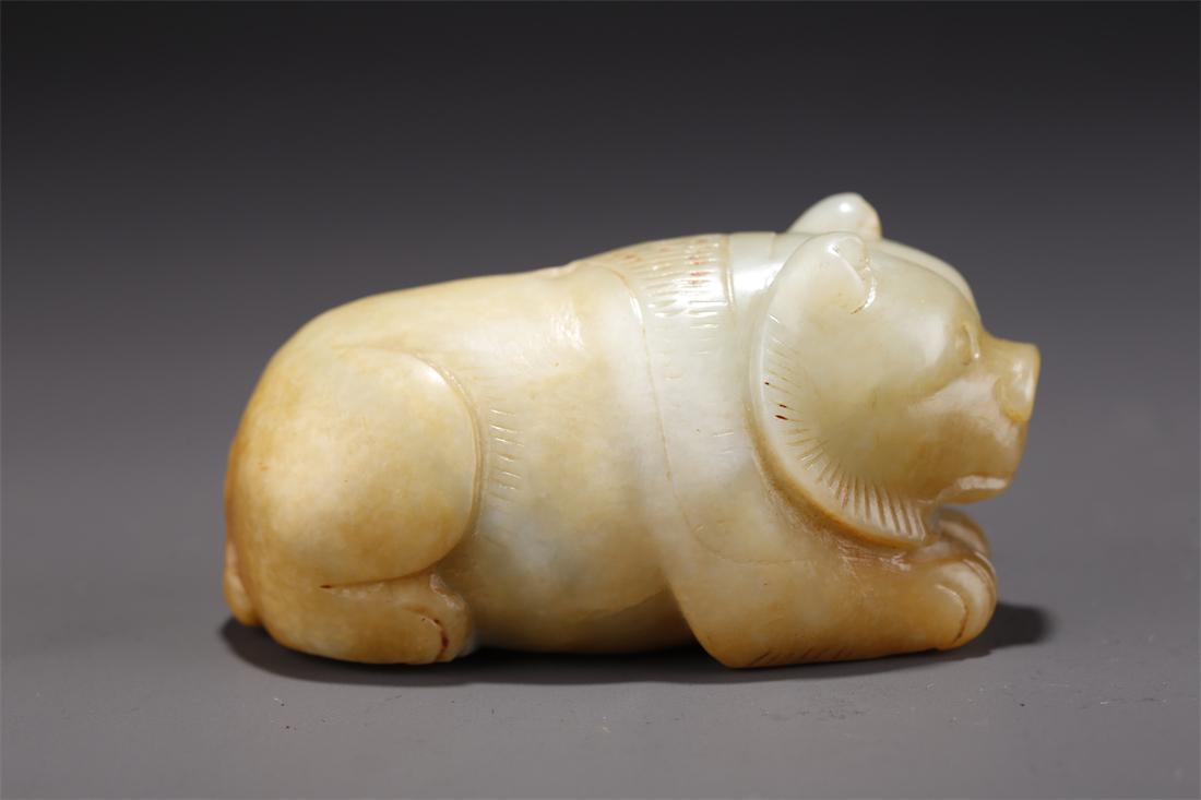 AN ANTIQUE JADE BEAR CARVING PENDANT. (1 of 8)