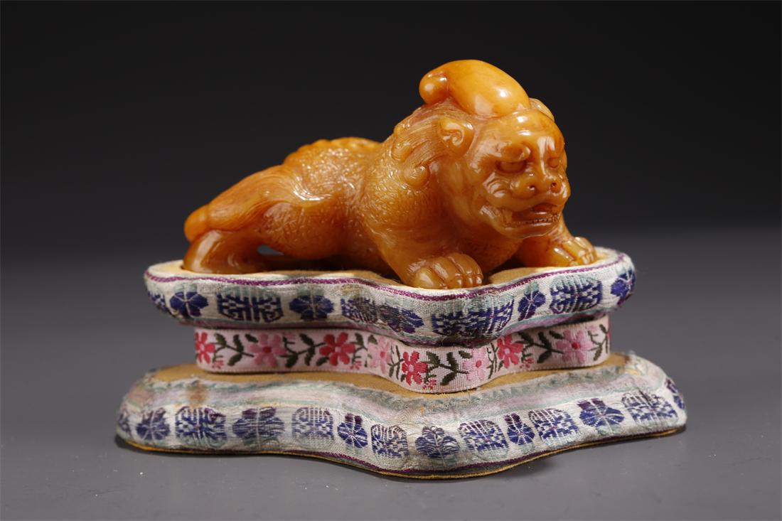 A FIELD-YELLOW STONE UNICORN CARVING ORNAMENT. (1 of 9)