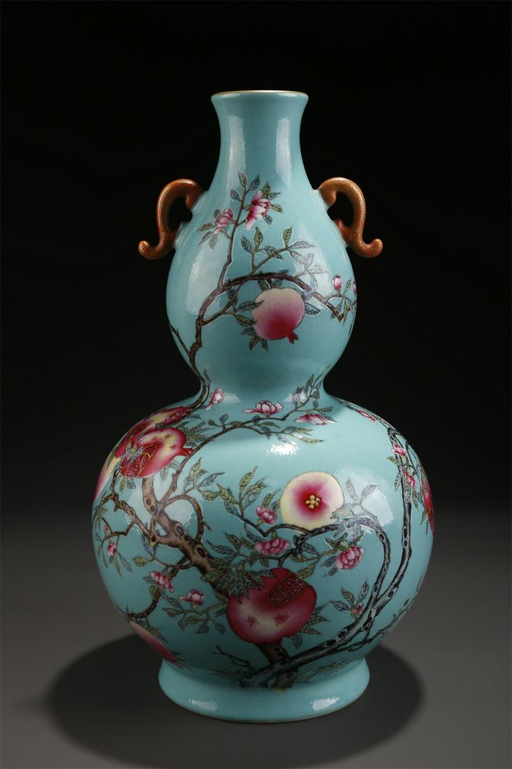 A FAMILLE ROSE PORCELAIN GOURD-SHAPED BOTTLE. (1 of 10)