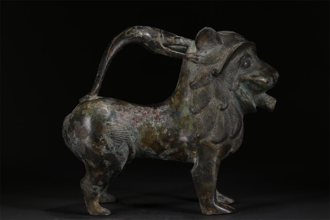 AN AUSPICIOUS BEAST-SHAPED BRONZE POT. (1 of 8)