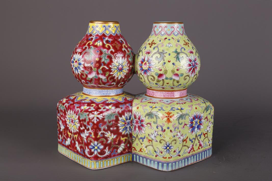 A FAMILLE ROSE PORCELAIN GOURD-SHAPED BOTTLE. (1 of 9)