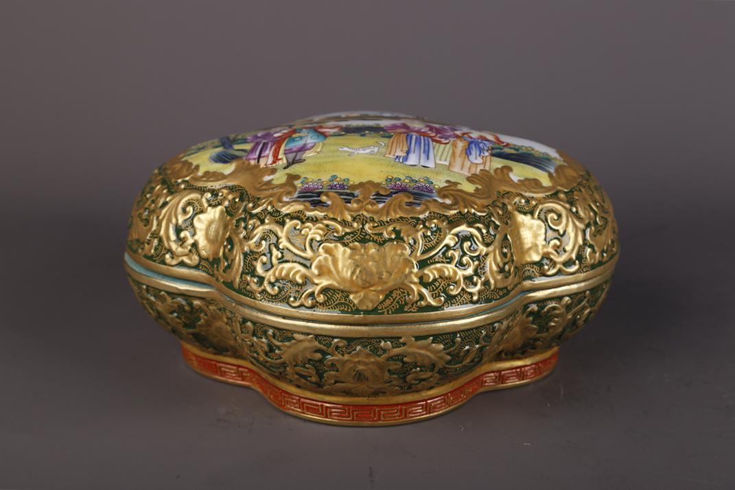 A FAMILLE ROSE PORCELAIN BOX WITH FIGURE MOTIF. (1 of 9)