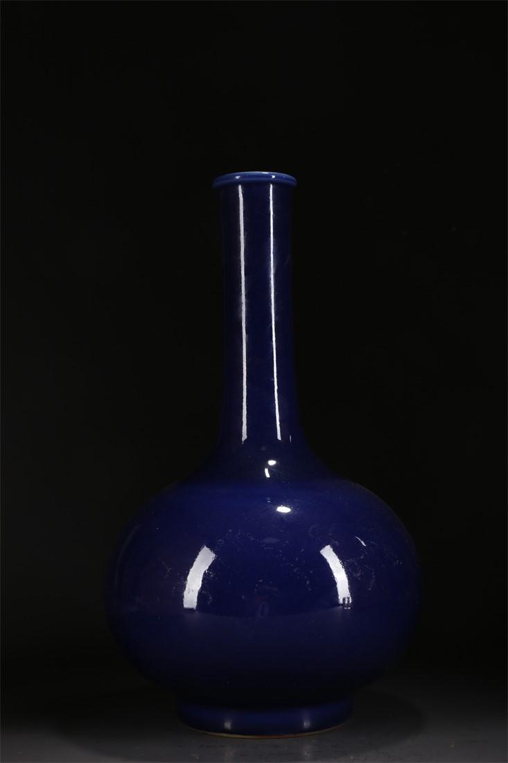 A SHINY BLUE GLAZED LONG-NECK PORCELAIN BOTTLE. (1 of 7)