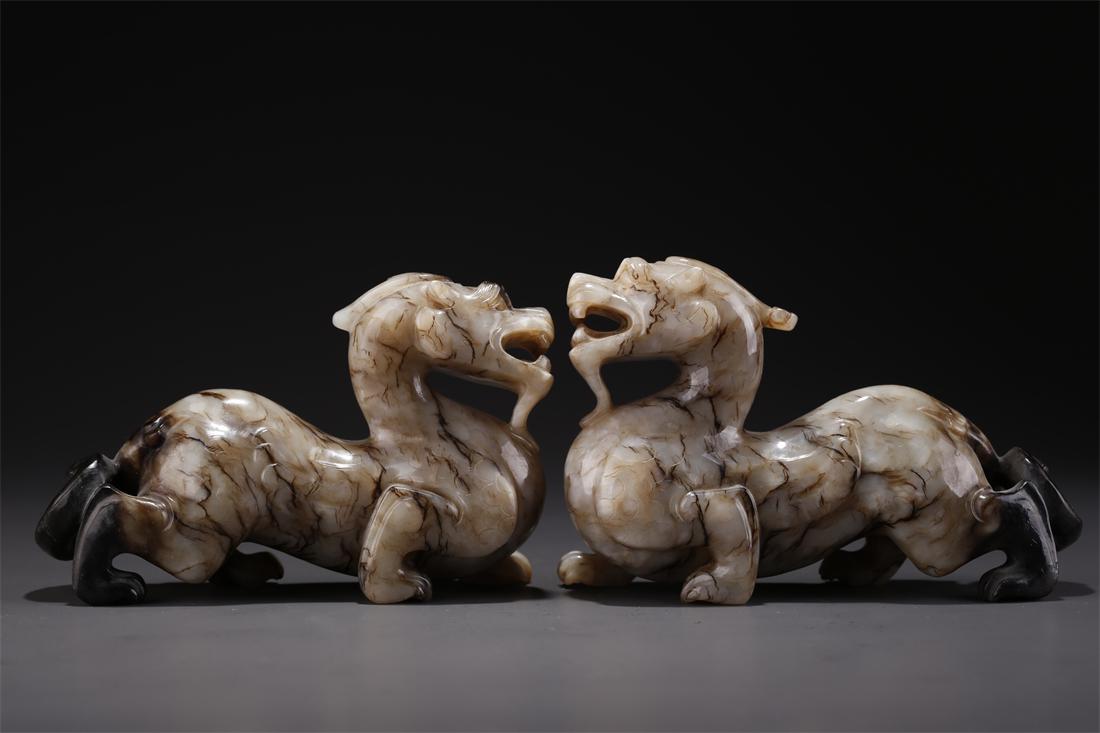 A PAIR OF HETIAN JADE BEAST CARVINGS. (1 of 9)