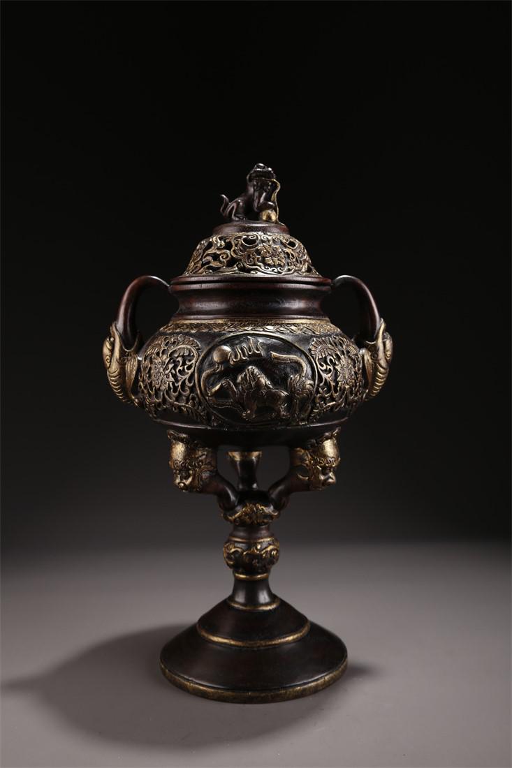 AN AGALWOOD LION-KNOB INCENSE BURNER. (1 of 9)