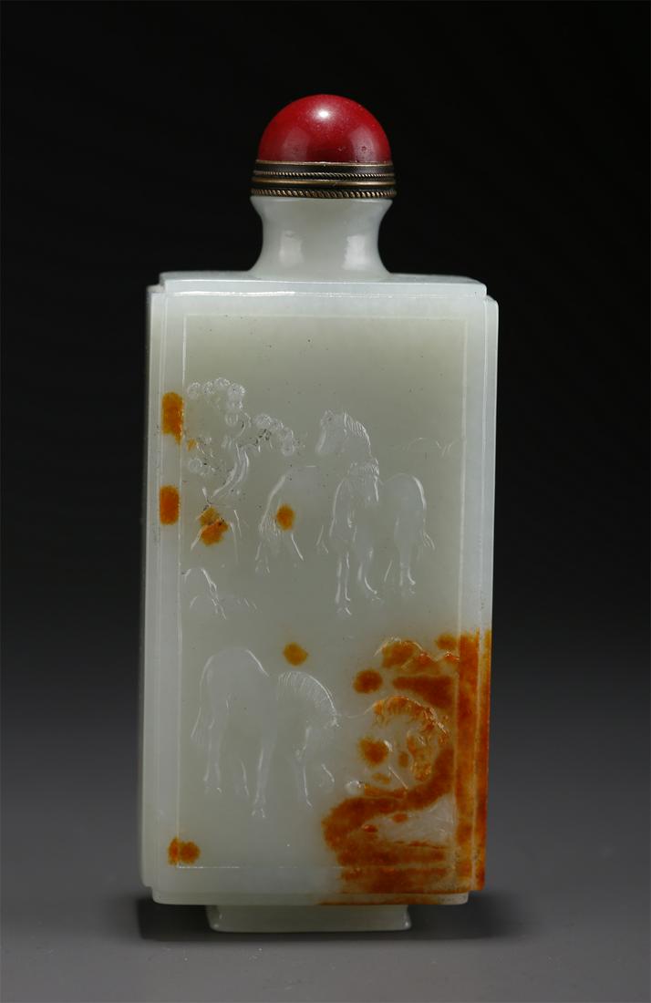 A HETIAN JADE SNUFF BOTTLE WITH STEEDS MOTIF. (1 of 9)