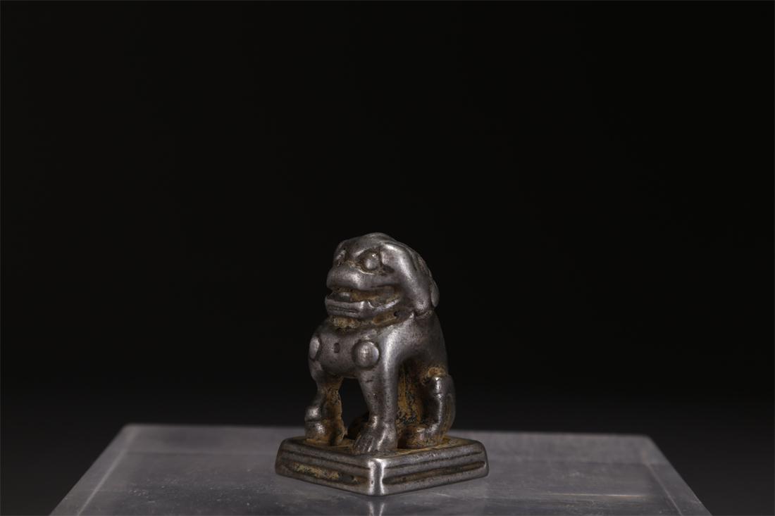 A TIBETAN CAST IRON LION-KNOB SEAL. (1 of 6)