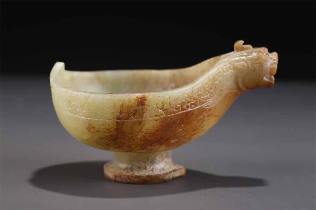 A HETIAN JADE VESSEL "YI". (1 of 9)
