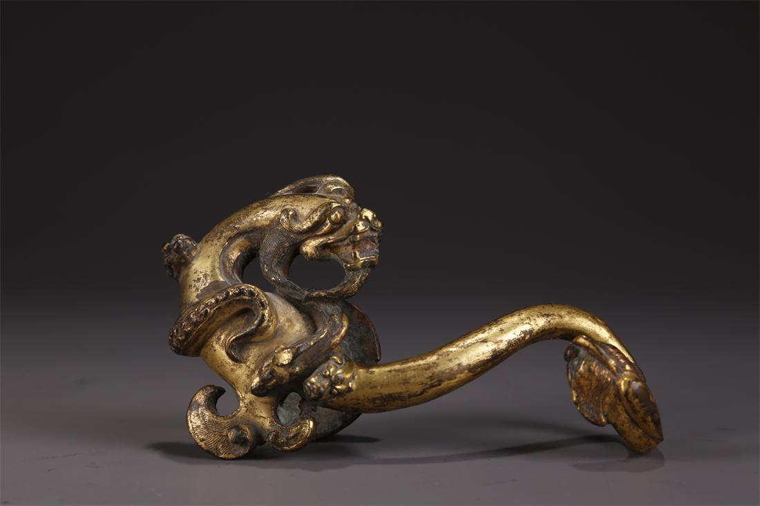 A GILT BRONZE BELT BUCKLE WITH BEAST DESIGN. (1 of 6)