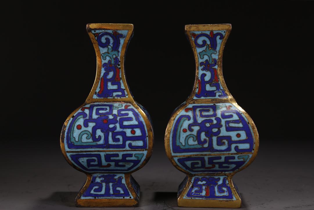 A PAIR OF CLOISONNE ENAMELED BRONZE BOTTLES. (1 of 6)