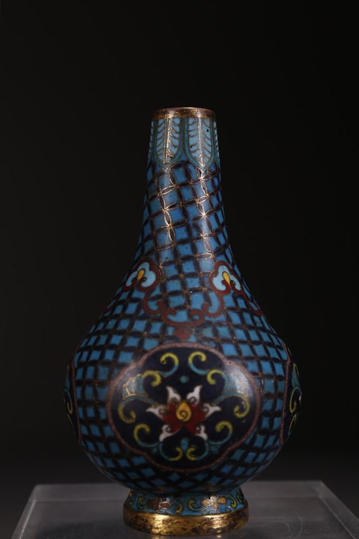 A CLOISONNE ENAMELED BRONZE BOTTLE "DANPING". (1 of 6)