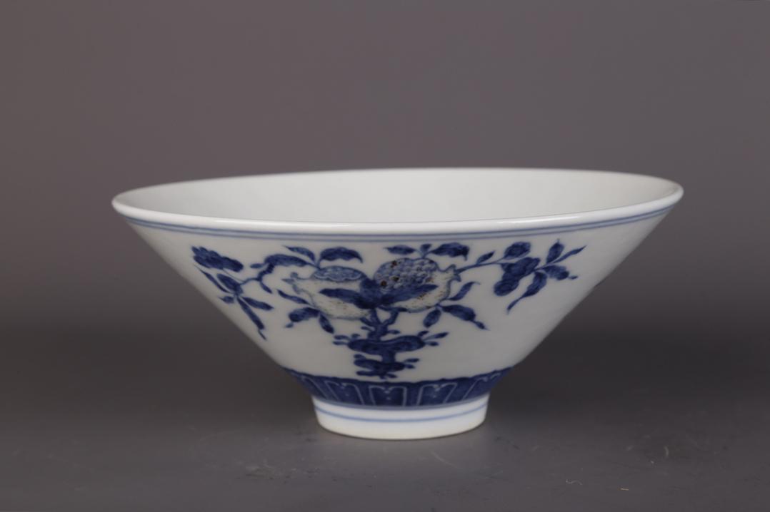 A BLUE-AND-WHITE PORCELAIN HAT-SHAPED BOWL. (1 of 9)