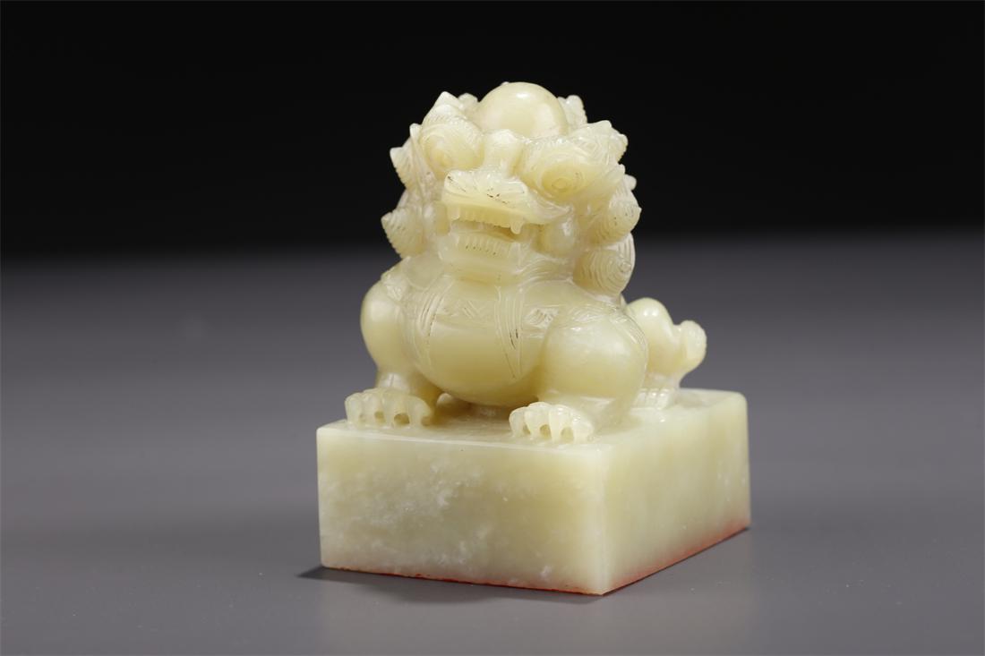 A HETIAN TOPAZ LION-KNOB SEAL. (1 of 9)