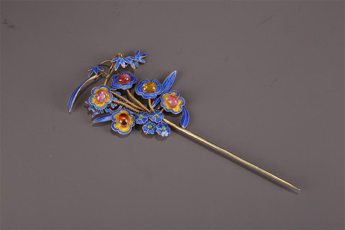 A GILT SILVER HAIRPIN, INLAID WITH JEWELS. (1 of 6)