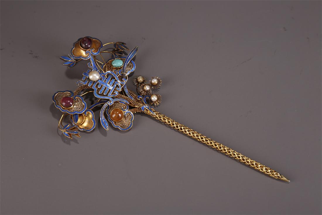 A GILT SILVER HAIRPIN, INLAID WITH JEWELS. (1 of 6)