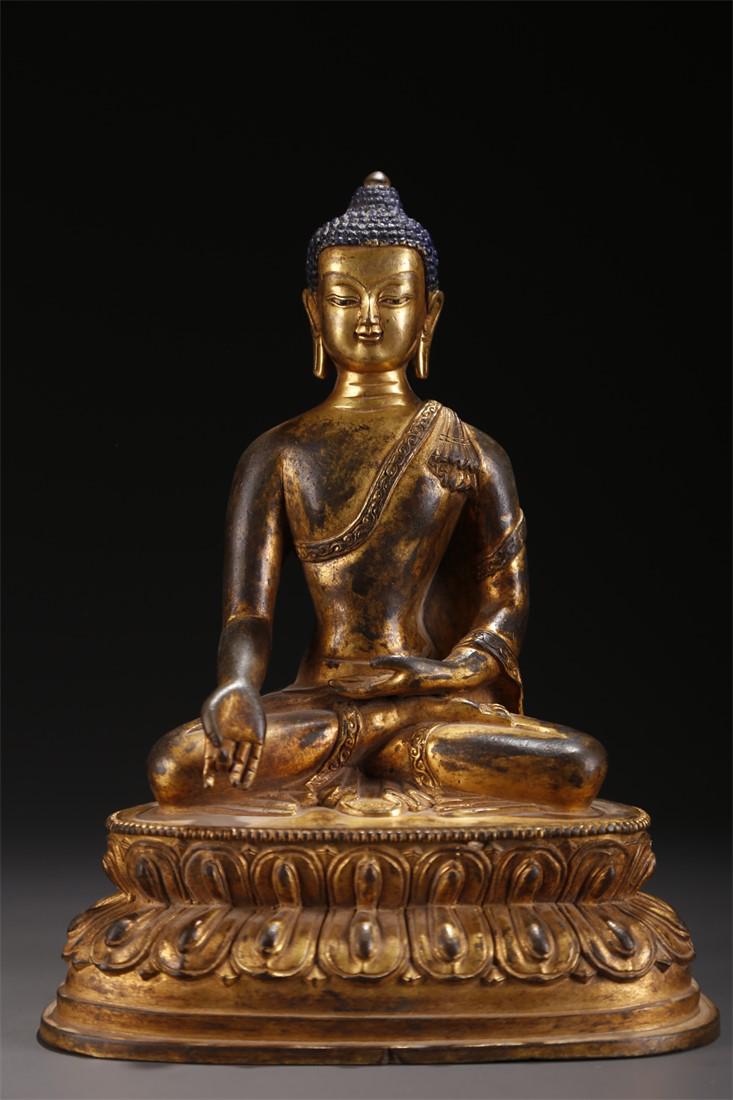 A TIBETAN GILT BRONZE SAKYAMUNI BUDDHA STATUE. (1 of 9)