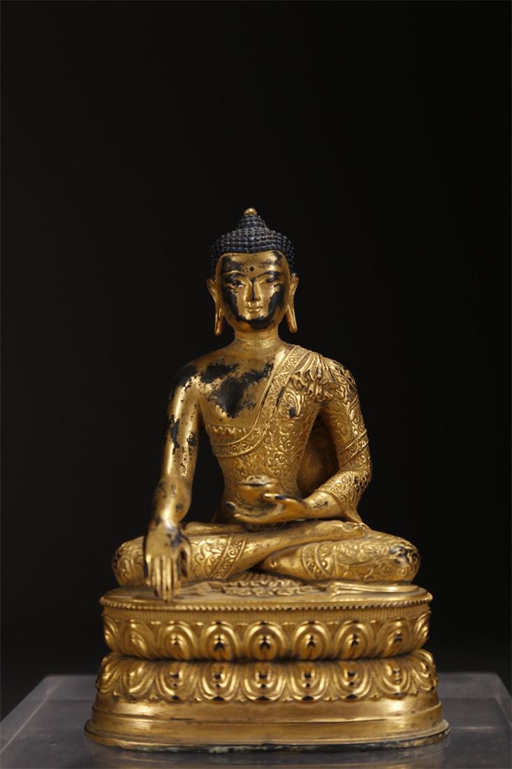 A TIBETAN GILT BRONZE SAKYAMUNI BUDDHA STATUE. (1 of 6)