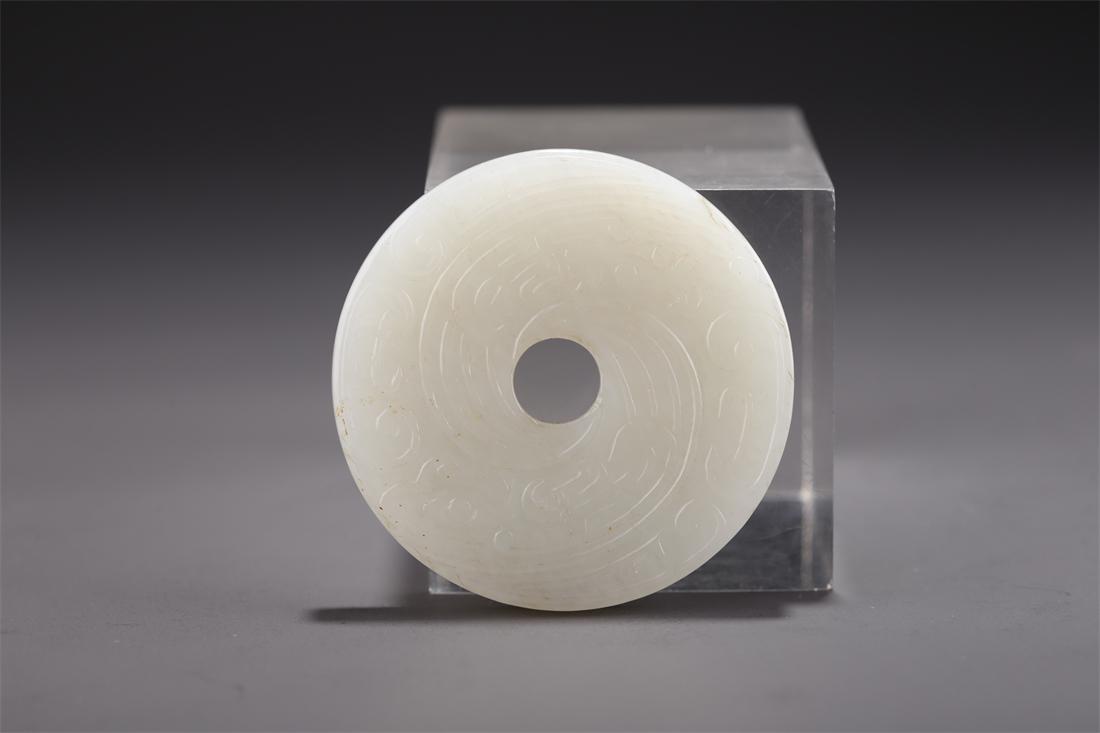 A HETIAN JADE CARVING PENDANT. (1 of 6)