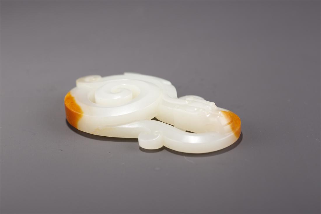 A HETIAN JADE DRAGON CARVING PENDANT. (1 of 9)