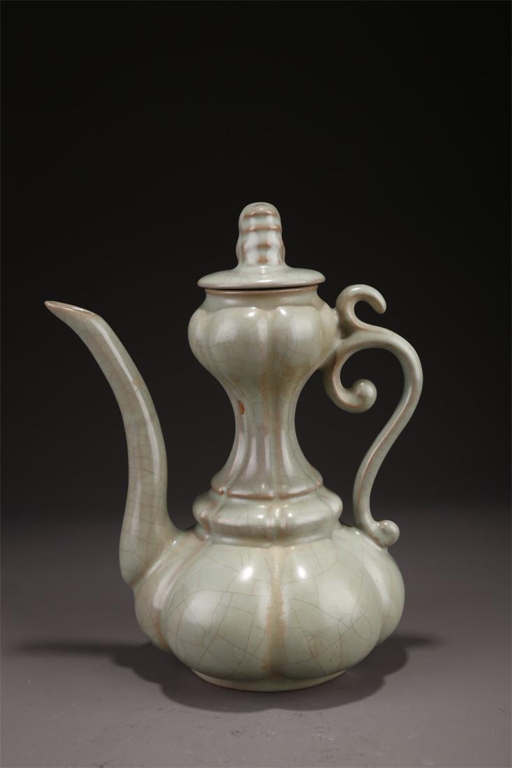 A RIDGED-MELON-SHAPED PORCELAIN POT, RU KILN. (1 of 10)