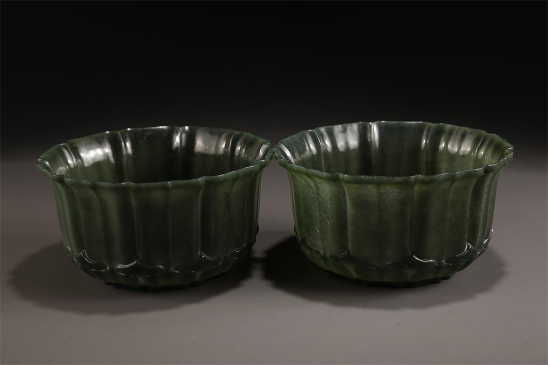 A PAIR OF HETIAN JASPER BOWLS. (1 of 6)