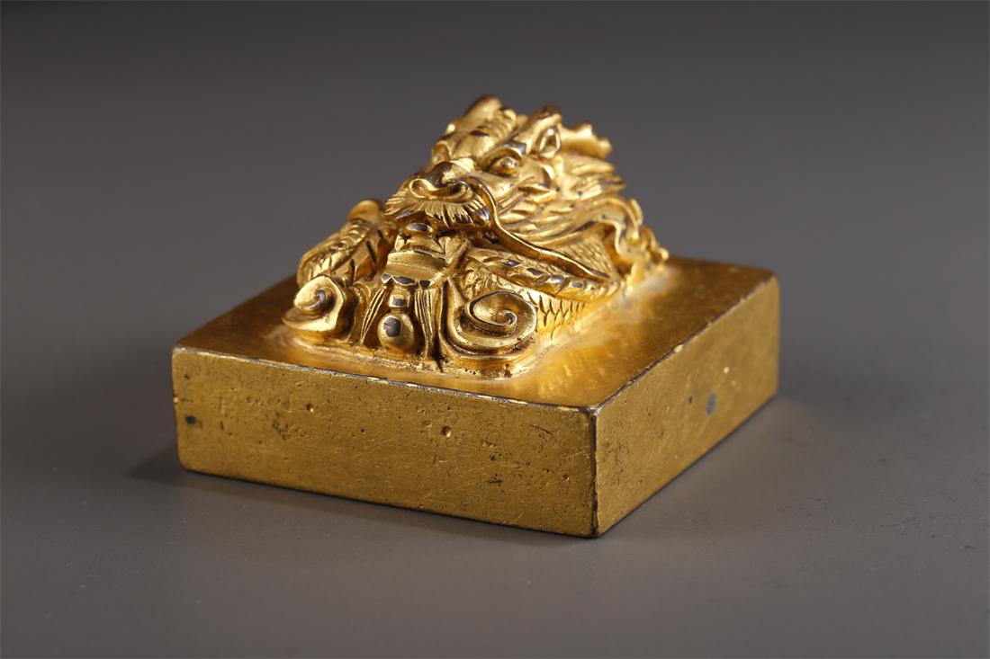 A GILT BRONZE DRAGON-KNOB SEAL. (1 of 9)