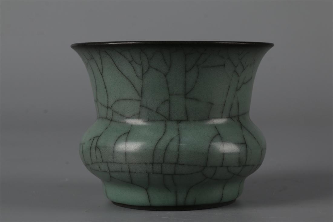 A PORCELAIN FEFUSE VESSEL, OFFICIAL KILN. (1 of 9)