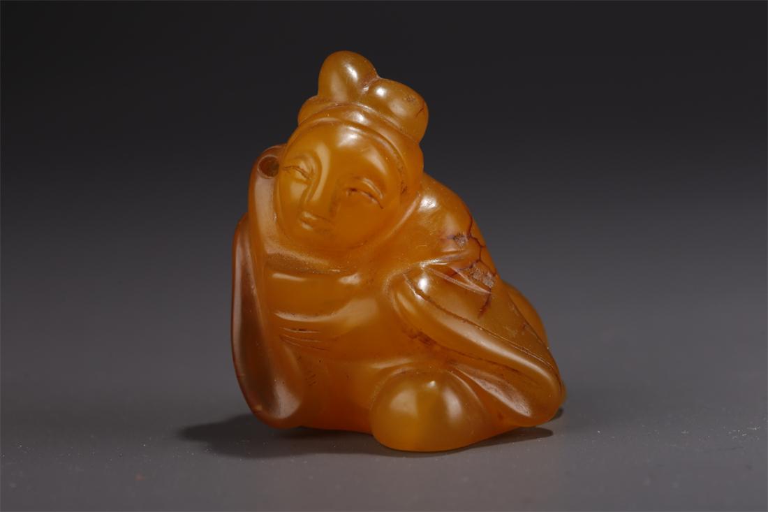 A YELLOW AGATE MAID CARVING PENDANT. (1 of 9)