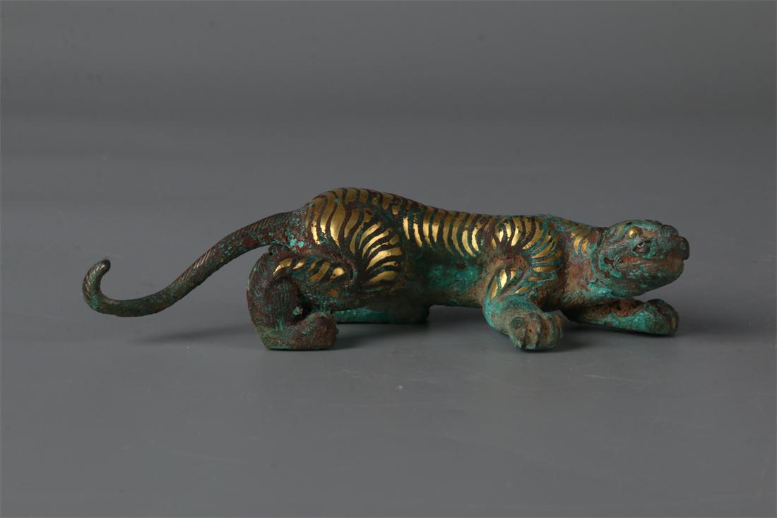 A GILT BRONZE TIGER STATUE ORNAMENT. (1 of 8)