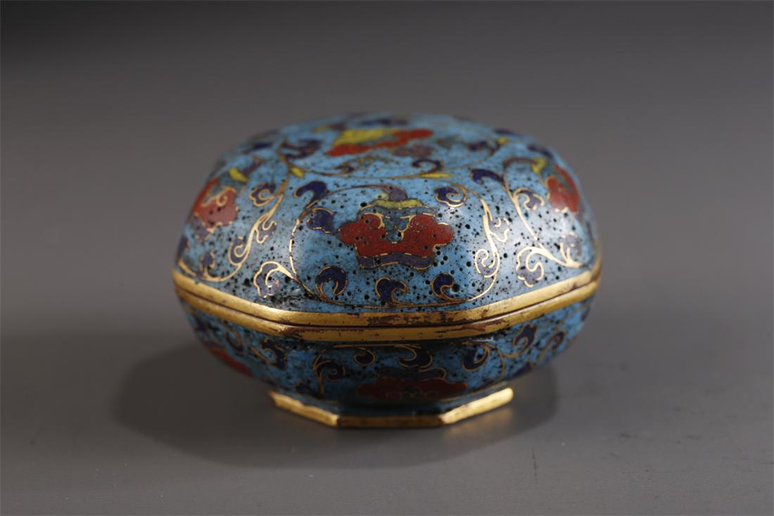 A CLOISONNE ENAMELED BRONZE POWDER BOX. (1 of 7)