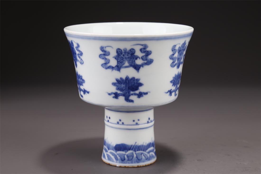 A BLUE-AND-WHITE PORCELAIN CUP. (1 of 6)