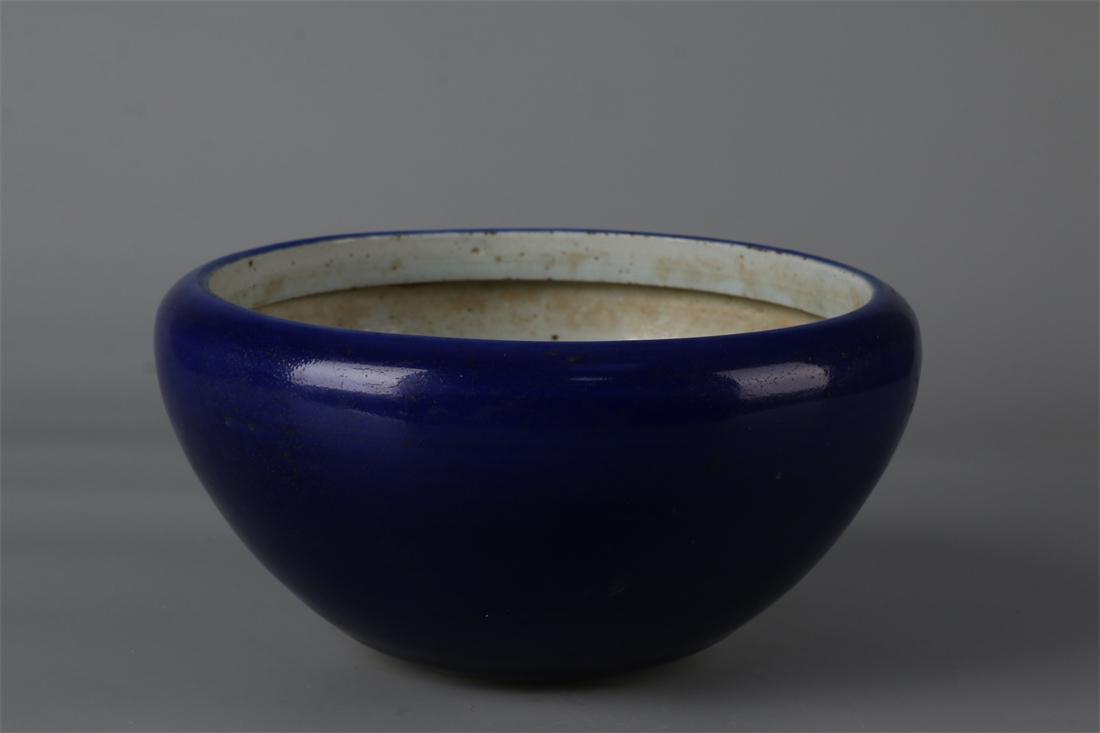 A SHINY BLUE GLAZED BOWL-SHAPED BRUSH WASHER. (1 of 10)