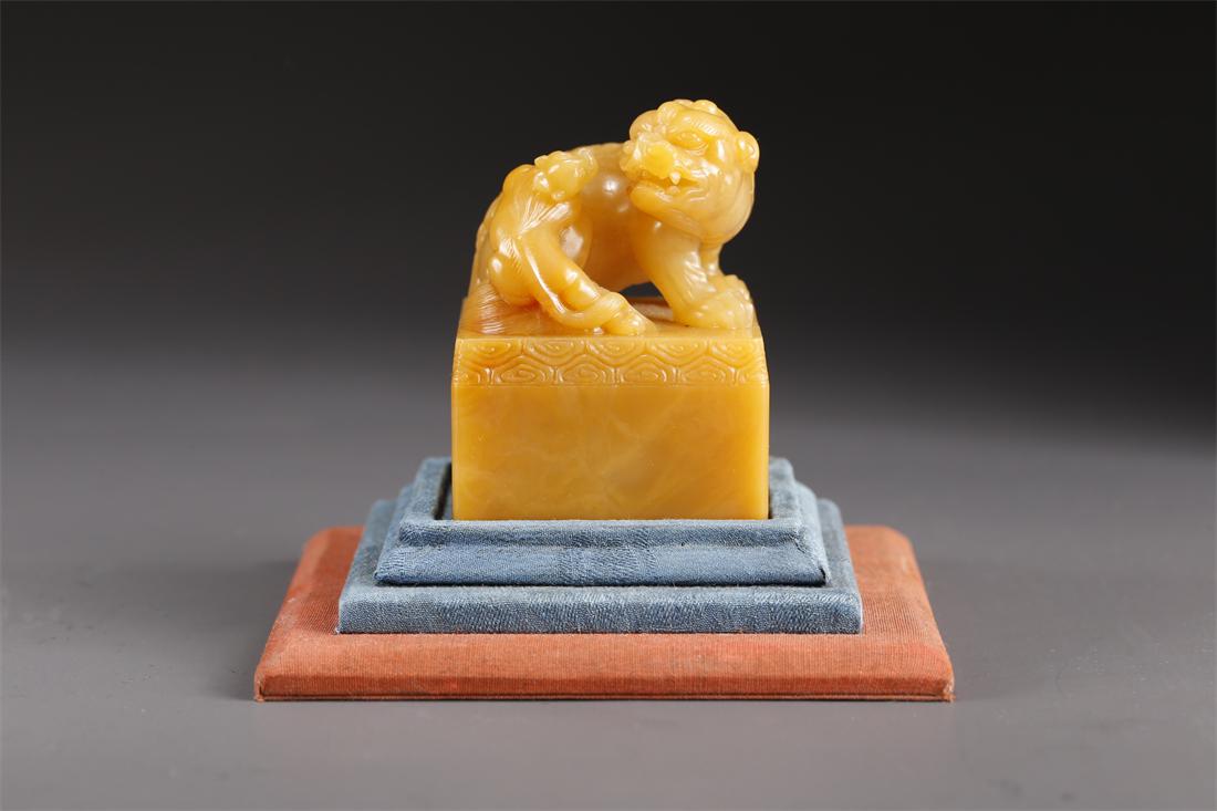 A FIELD-YELLOW STONE BEAST-KNOB SEAL. (1 of 10)