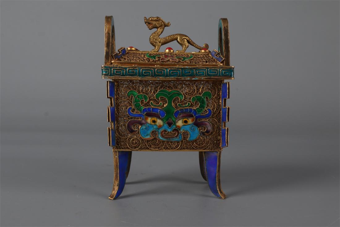 A GILT SILVER CALDRON "DING". (1 of 8)