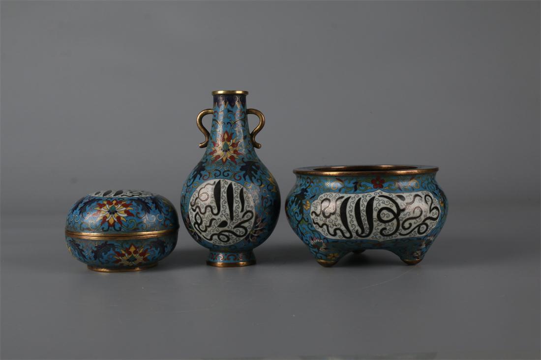 A CLOISONNE BRONZE BOX, A CENSER AND A BOTTLE. (1 of 7)