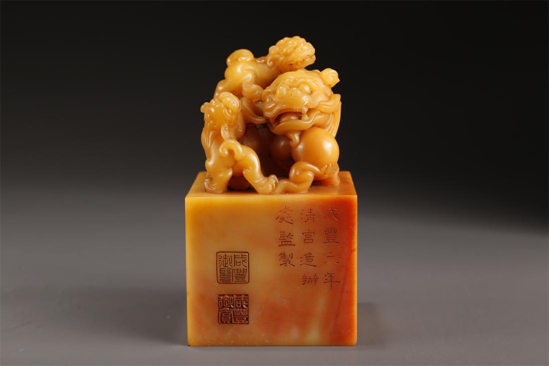 A FIELD-YELLOW STONE LION-KNOB SEAL. (1 of 10)